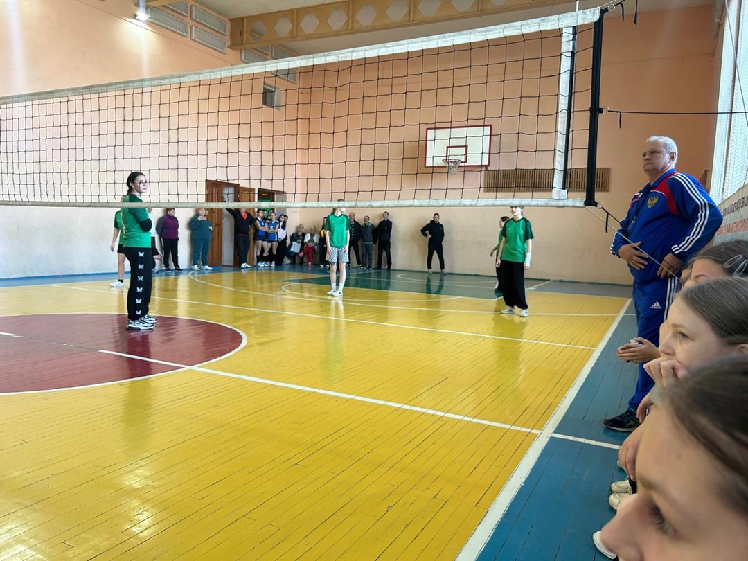 Соревнования по волейболу.