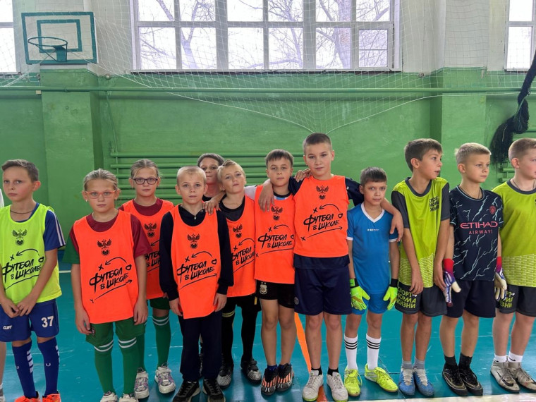 Соревнования по футболу..